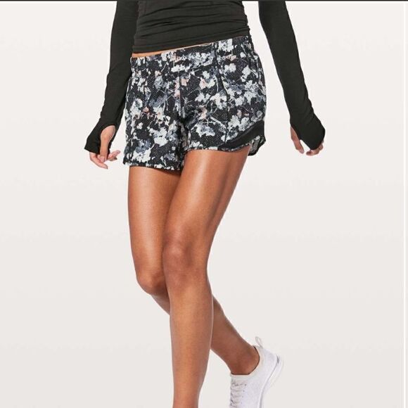 Lululemon Hotty Hot Short II Long 4"
Spring Bloom Multi / Black - Picture 5 of 8